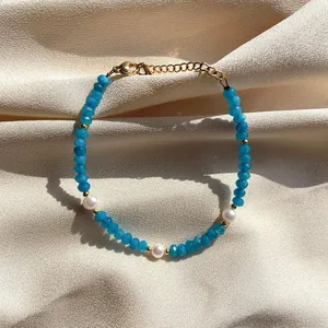 Bracelet en perles de pierre bleue facettée et perles d'eau douce avec fermoir doré