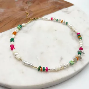 Collier de perles d'eau douce naturelles irrégulières et coquillages colorés dorés