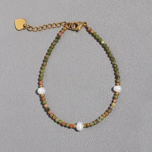 Dettaglio del bracciale con pietre naturali verdi e perle d'acqua dolce e cuore oro