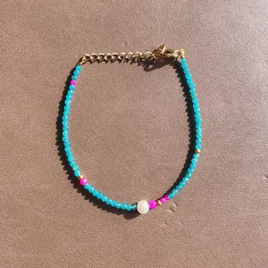 Bracelet en perles de pierre naturelle et perle d'eau douce avec fermoir doré