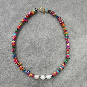 Détail d'un collier bohème en pierres colorées avec perles et fermoir doré en T