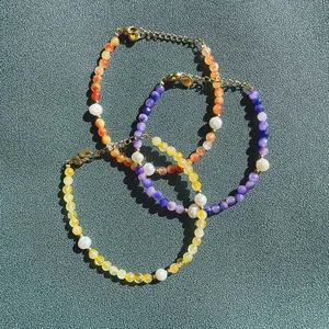Bracelets en pierres naturelles colorées avec perles d'eau douce et fermoir mousqueton doré