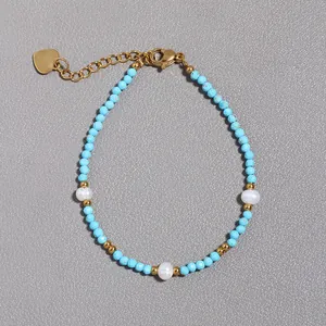 Dettaglio di un bracciale in pietre naturali con perle d'acqua dolce e ciondolo a cuore