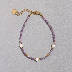 Bracciale di perline viola con perle d'acqua dolce barocche e ciondolo a cuore dorato