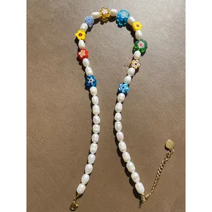 Collier de perles d'eau douce fraîches avec fleurs en verre colorées et fermoir doré