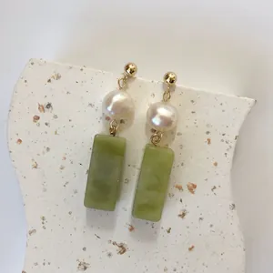 Boucles d'oreilles pendantes dorées avec perles blanches et pierres vertes rectangulaires