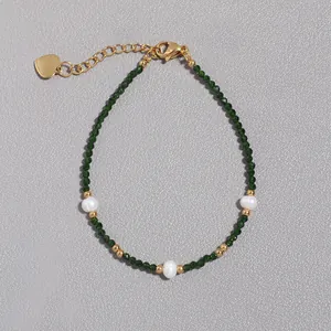 Dettaglio del bracciale con pietre naturali verdi e perle d'acqua dolce con cuore dorato