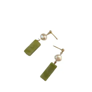Boucles d'oreilles dorées avec perles d'eau douce blanches et pendentifs en pierre verte