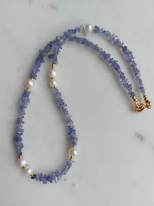 Détail du collier de gravier violet et perles d'eau douce avec fermoir en or 18 carats