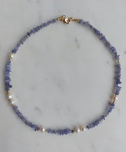 Détail du collier de perles fait main avec pierres violettes et plaqué or 18 carats