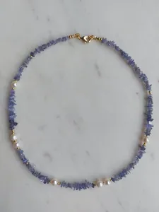 Détail du collier de perles d'eau douce avec pierres concassées et fermoir doré 18 carats