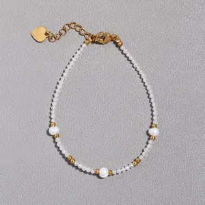 Dettaglio del bracciale con perle d'acqua dolce, pietre e ciondolo a cuore