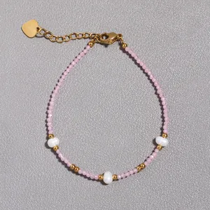 Dettaglio del bracciale con pietre naturali rosa e perle d'acqua dolce e ciondolo cuore