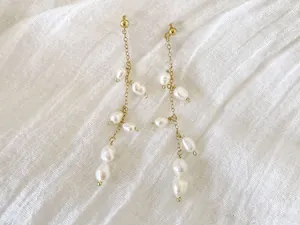 Dettaglio orecchini a nappa con perle d'acqua dolce barocche placcati in oro 18k