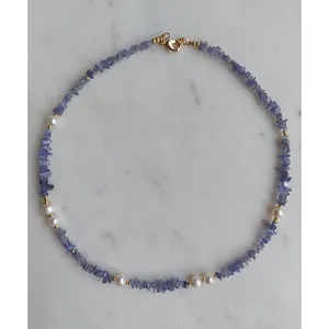 Collier fait main plaqué or 18 carats avec pierres bleues et perles blanches
