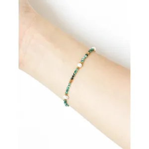 Bracciale minimalista con pietre naturali verdi, perle bianche e perline dorate