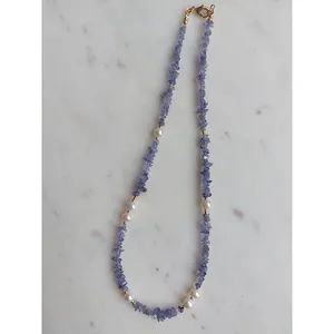 Collier en acier inoxydable plaqué or 18 carats avec pierres violettes et perles