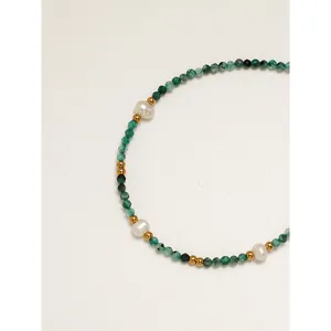 Bracciale con pietre naturali verdi, perle d'acqua dolce ed eleganti distanziatori oro