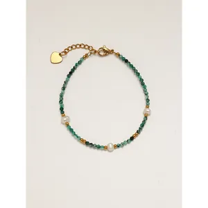 Elegante bracciale con pietre verdi e perle d'acqua dolce con ciondolo a cuore e chiusura oro