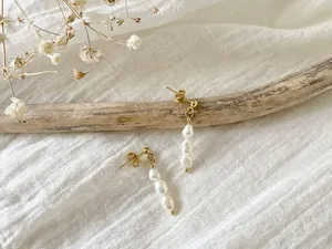 Dettaglio orecchini a goccia con perle d'acqua dolce barocche placcati oro 18K