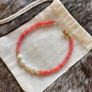 Bracelet fait main avec perles roses et perles d'eau douce naturelles sur pochette en lin