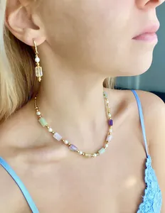 Gros plan du collier vintage bohème avec pierres colorées et perles d'eau douce