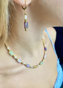 Détails du collier et des boucles d'oreilles vintage avec pierres et perles d'eau douce