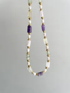 Détail de pierres naturelles mixtes et perles d'eau douce blanches sur un collier vintage