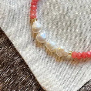 Bracelet fait main avec perles baroques naturelles, perles facettées rouges et métal or