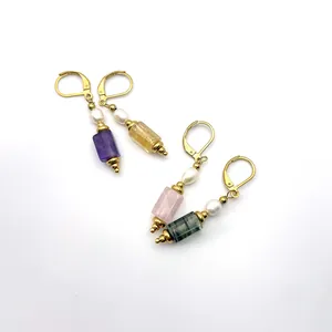 Détails de boucles d'oreilles vintage avec perles d'eau douce et pierres colorées