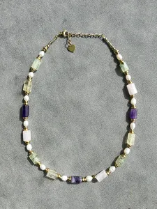 Détail du collier vintage avec pierres naturelles colorées, perles et pendentif cœur