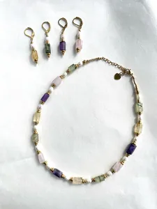 Détail du collier vintage avec pierres naturelles colorées et perles d'eau douce