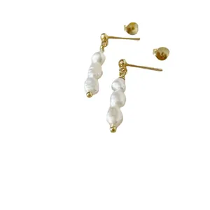 Orecchini pendenti con perle d'acqua dolce barocche in acciaio placcato oro 18K