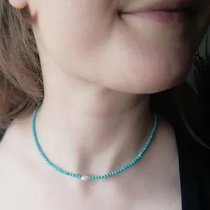 Collier fait main en perles turquoise avec une perle d'eau douce pour femme
