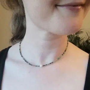 Collier fait main avec petites pierres naturelles et perle d'eau douce blanche au centre