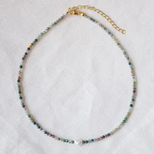 Détail de perles en pierre naturelle et perle d'eau douce sur collier fait main