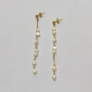 Orecchini a nappa con perle d'acqua dolce e catena in acciaio al titanio placcato oro 18k