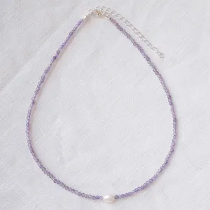 Détail du collier en perles d'améthyste avec perle d'eau douce et fermoir argenté