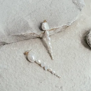 Eleganti orecchini a goccia con perle d'acqua dolce barocche e perni dorati