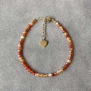 Bracelet fait main en pierres d'agate rouge facettées avec un pendentif en forme de cœur