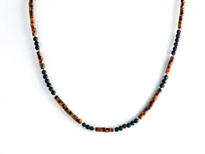 Detail von braunem Tigerauge und schwarzem Lavastein Perlenkette mit Silberakzenten