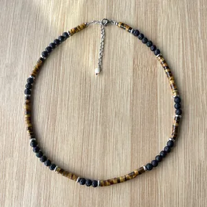 Detail von Tigerauge und Lavastein Perlenkette mit verstellbarer Edelstahlkette
