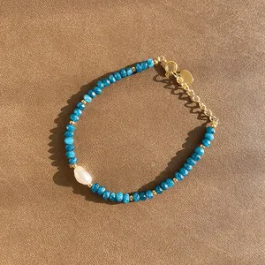 Bracelet en pierres naturelles colorées avec perle baroque et breloque cœur doré bohème