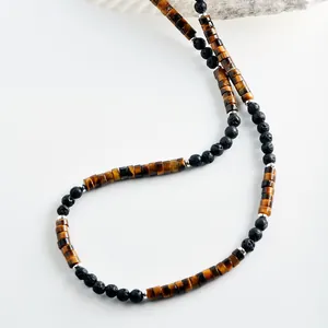 Retro Tigerauge und schwarze Lavastein Kette mit silbernen Abstandsperlen auf weißem Grund