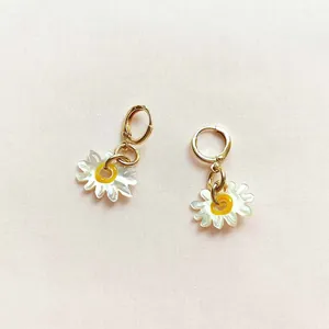 Orecchini a margherita placcati in oro 18k su acciaio al titanio con petali bianchi