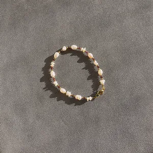 Bracelet fait main en perles d'eau douce et grenat avec fermoir mousqueton doré