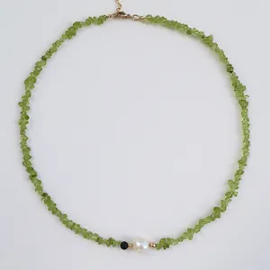 Collier vintage en pierres vertes irrégulières avec perle d'eau douce et chaîne dorée