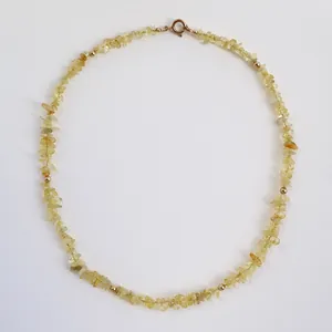 Collier en titane plaqué or 18k avec éclats de citrine jaune pâle et perles dorées