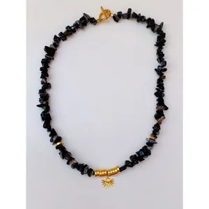 Collier fait main avec pierres noires, pendentif soleil doré et fermoir à bascule