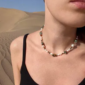 Collier en pierres irrégulières colorées et perles d'eau douce dans un décor de désert